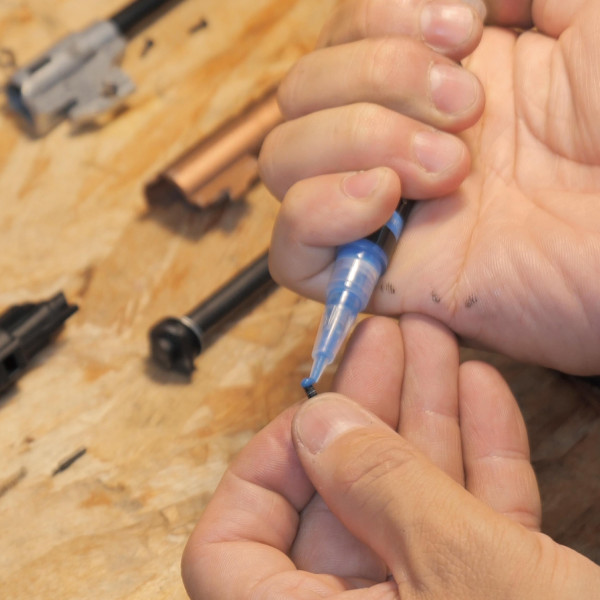 Fixation Fiable : Stylo Frein Filet Bleu pour Vis Résistantes