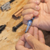 Fixation Fiable : Stylo Frein Filet Bleu pour Vis Résistantes