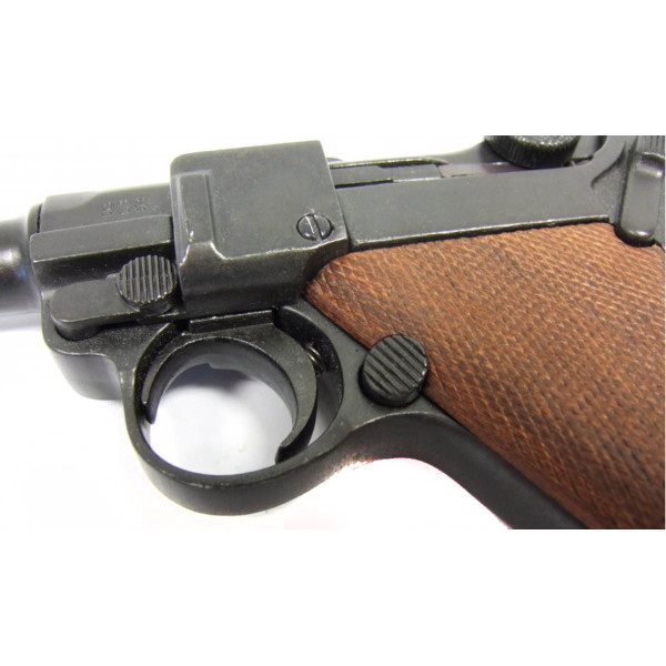 Pistolet Luger P08 Parabellum : Précision et Histoire en Main