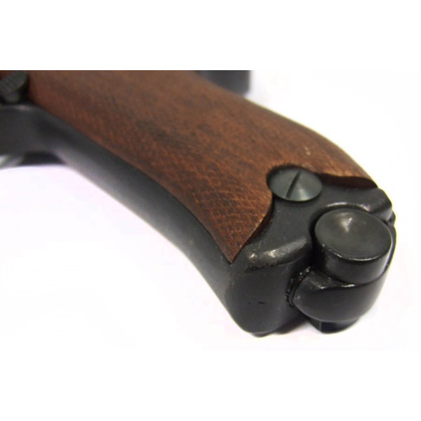 Pistolet Luger P08 Parabellum : Précision et Histoire en Main