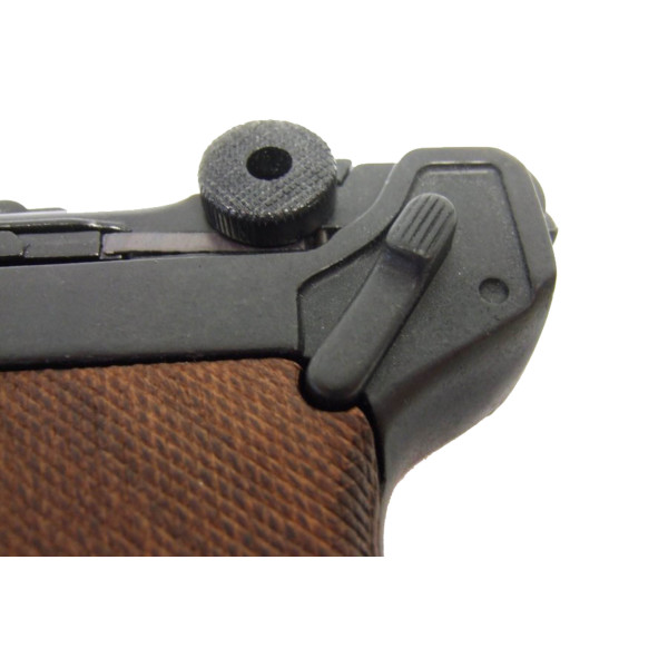 Pistolet Luger P08 Parabellum : Précision et Histoire en Main